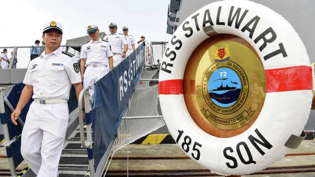 Китайские моряки на фрегате ВМС Сингапура Stalwart во время военно-морских учений стран АСЕАН