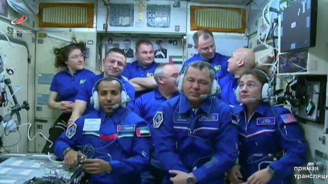 Экипаж в составе 9 человек на борту МКС