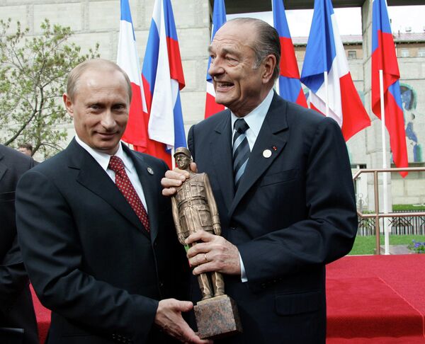Президент России Владимир Путин и президент Франции Жак Ширак (слева направо) на церемонии открытия памятника генералу Шарлю де Голлю