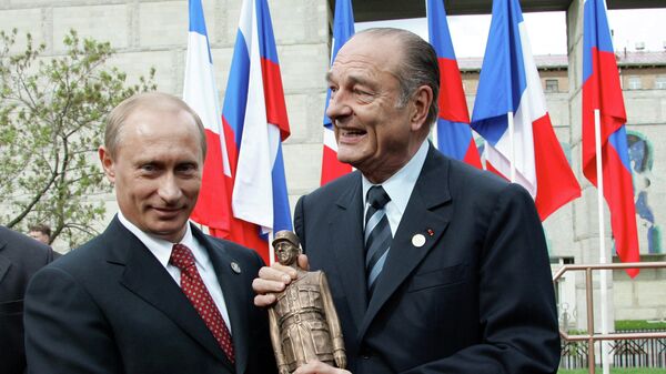 Президент России Владимир Путин и президент Франции Жак Ширак (слева направо) на церемонии открытия памятника генералу Шарлю де Голлю