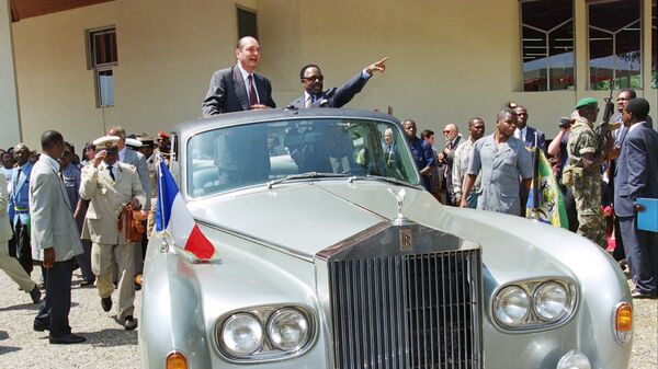 Президент Франции Жак Ширак (слева) и Омар Бонго во время визита в Габон. 16 июля 1996 года