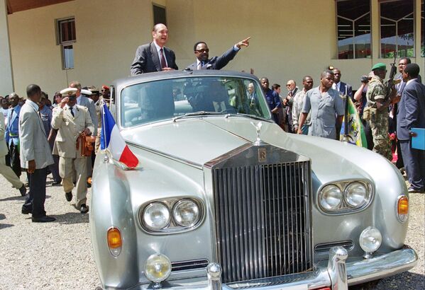 Президент Франции Жак Ширак (слева) и Омар Бонго во время визита в Габон. 16 июля 1996 года