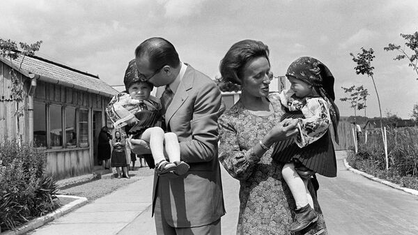 Премьер-министр Франции Жак Ширак, его жена Бернадетт и дети Клод и Лоуренс