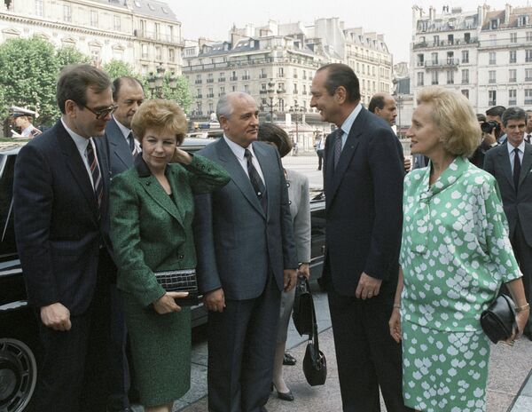 Михаил Горбачев (в центре) и Раиса Горбачева (2 слева) во время встречи с мэром Парижа Жаком Шираком (2 справа)