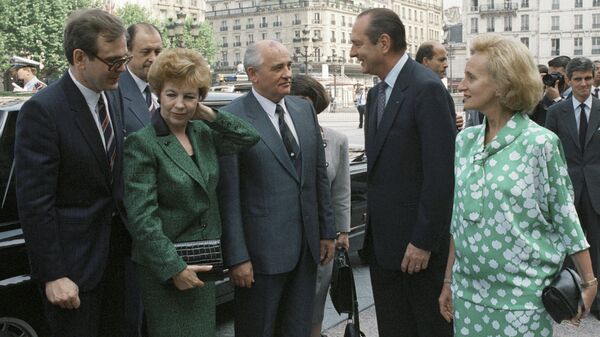Михаил Горбачев (в центре) и Раиса Горбачева (2 слева) во время встречи с мэром Парижа Жаком Шираком (2 справа)
