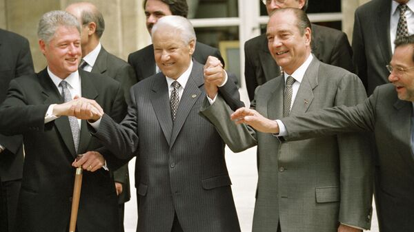 Слева направо: президент США Билл Клинтон, президент РФ Борис Ельцин, президент Франции Жак Ширак после подписания Основополагающего акта Россия-Нато