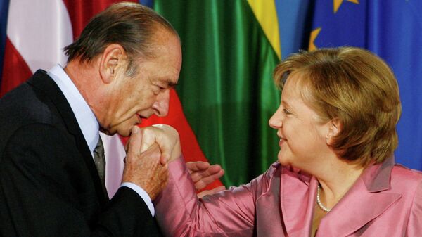 Президент Франции Жак Ширак целует руку канцлеру Германии Ангеле Меркель. 24 марта 2007 года