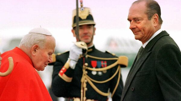 Президент Франции Жак Ширак приветствует Папу Иоанна Павла II. 19 сентября 1996 года