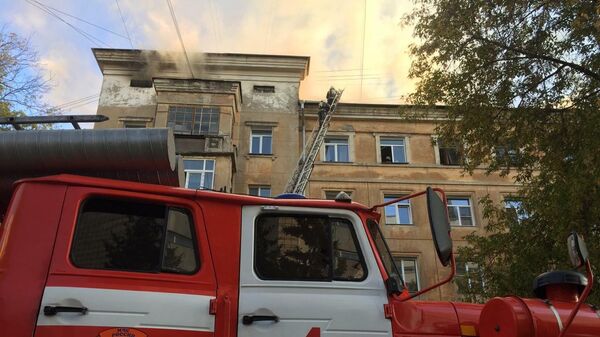Кровля пятиэтажки загорелась на площади в 400 квадратов в Новосибирске
