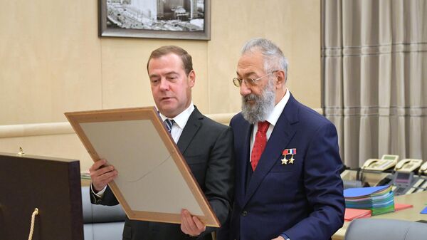 Председатель правительства РФ Дмитрий Медведев поздравляет с 80-летием ученого-океанолога, депутата Государственной думы РФ Артура Чилингарова