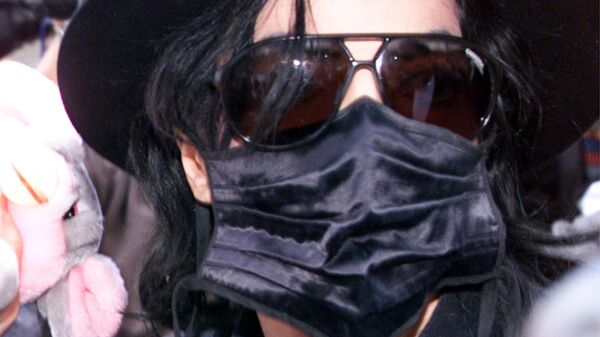 Майкл Джексон в черной маске на пресс-конференции в Мюнхене. 9 июня 1999