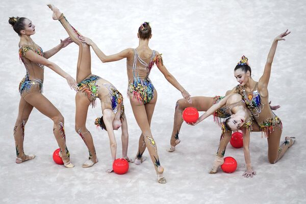 Команда России выполняет упражнение с 5-ю мячами в финале групповой программы на чемпионате мира по художественной гимнастике 2019 в Баку