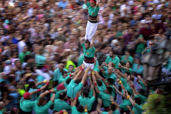 Возведение башни из людей во время фестиваля Ла Мерсе в Барселоне