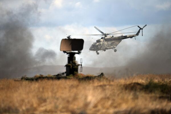 Вертолет Ми-8 во время двухстороннего тактического учения соединений морской пехоты и береговой обороны на полигоне Опук в Крыму