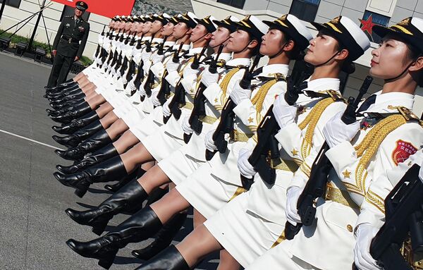 Репетиция военнослужащих разных родов войск армии Китая к параду в честь 70-летия образования КНР
