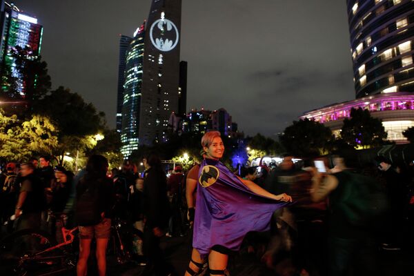 Стефани Сальгадо во время зажжения Бэт-сигнала в честь 80-летия Бэтмена в Мехико