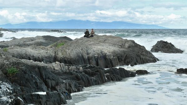 Мыс Столбчатый на берегу Охотского моря на западе острова Кунашир Большой Курильской гряды