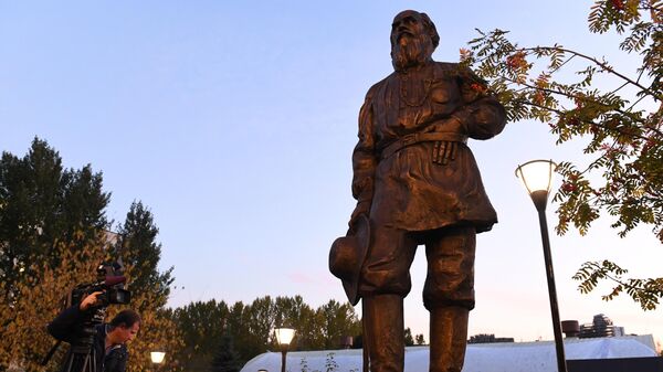 Памятник писателю Льву Толстому на территории МГИМО МИД России 