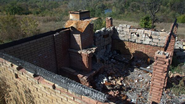 Разрушенный дом в поселке Сокольники на линии соприкосновения в Луганской области