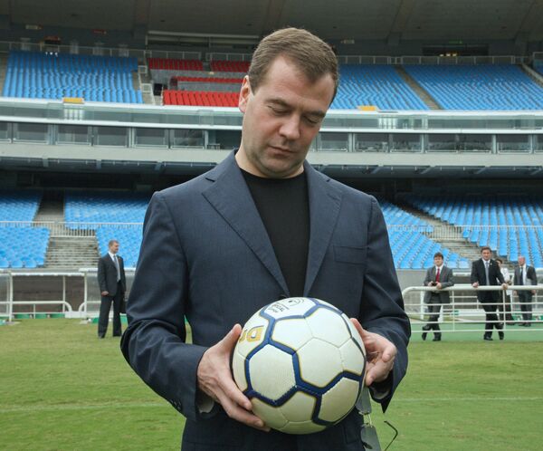 Президент России Дмитрий Медведев на легендарном бразильском стадионе Маракана в Рио-де-Жанейро.