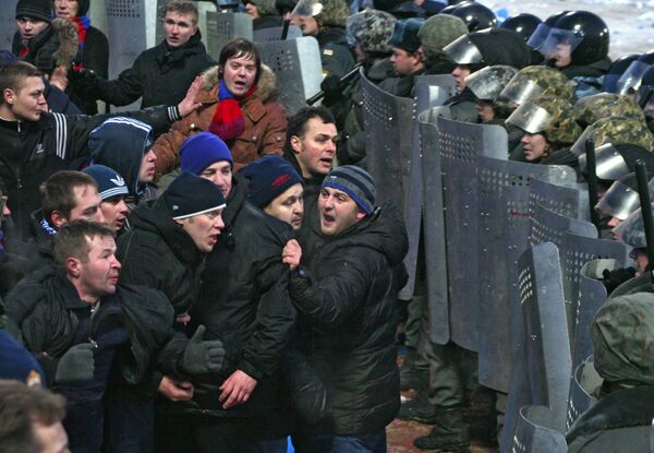 Столкновения болельщиков и милиции во время матча