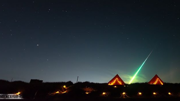 Фотограф запечатлел падение двух космических объектов на Камчатке