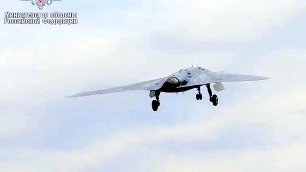 Новейший ударный беспилотник Охотник во время первого совместного полета с Су-57 