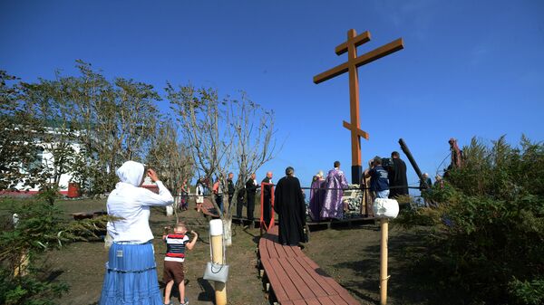 Церемония освящения православного поклонного креста у маяка Басаргина на одноимённом мысе во Владивостоке в праздник Воздвижения Честного и Животворящего Креста Господня