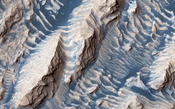 Осадочные породы и песок в кратере Danielson снятый космическим аппаратом Mars Reconnaissance Orbiter