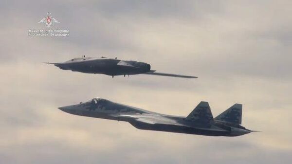 Кадры совместного полета беспилотника Охотник и Су-57