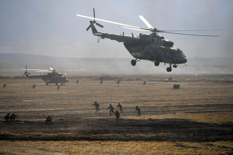 Вертолеты  Ми-8 во время основного этапа стратегического командно-штабного учения Центр-2019 на полигоне Донгуз