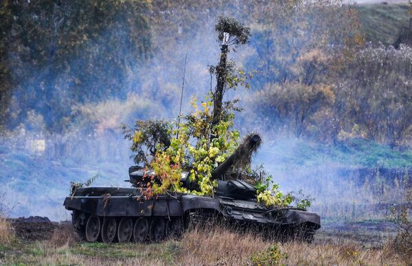 Танк Т-72Б3 на полигоне Юргинский в Кемеровской области во время стратегических командно-штабных учений Центр-2019