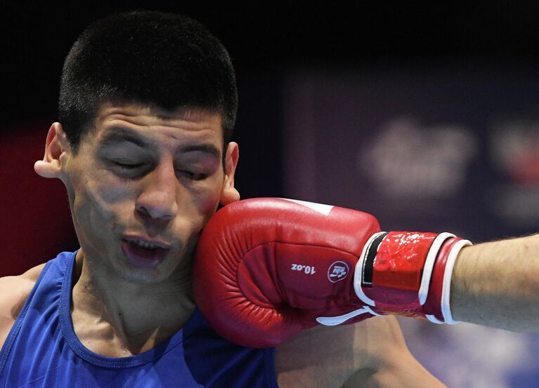 Russia Boxing WorldsБриан Арреги (Аргентина) в поединке 1/8 финала по боксу в весовой категории 63-69 кг против Бобоусмона Батурова (Узбекистан) на ХХ чемпионате мира по боксу в Екатеринбурге