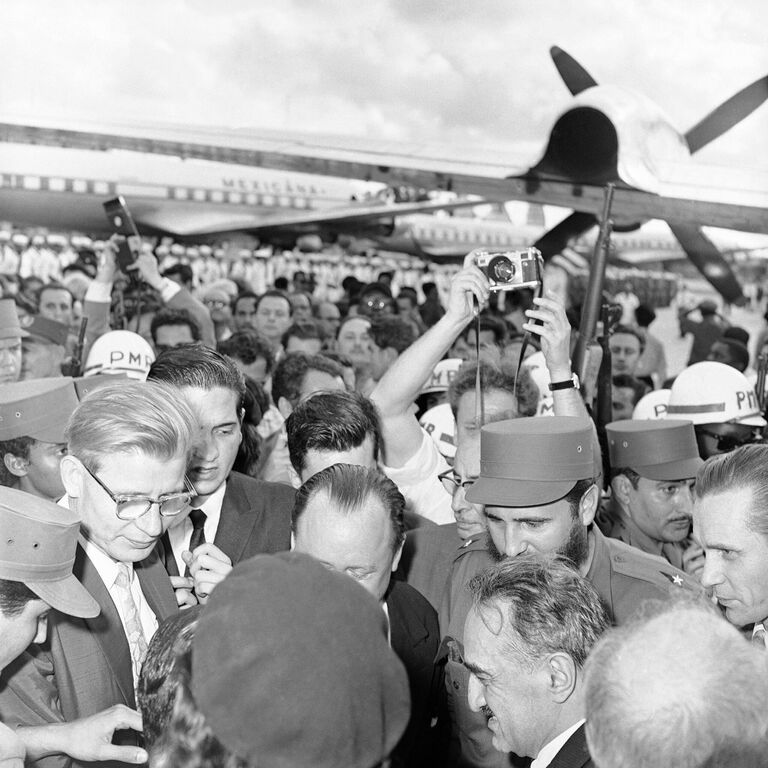 Анастас Микоян и Фидель Кастро в аэропорту Гаваны. 1960 год Анастас Микоян и Фидель Кастро в аэропорту Гаваны. 1960 год