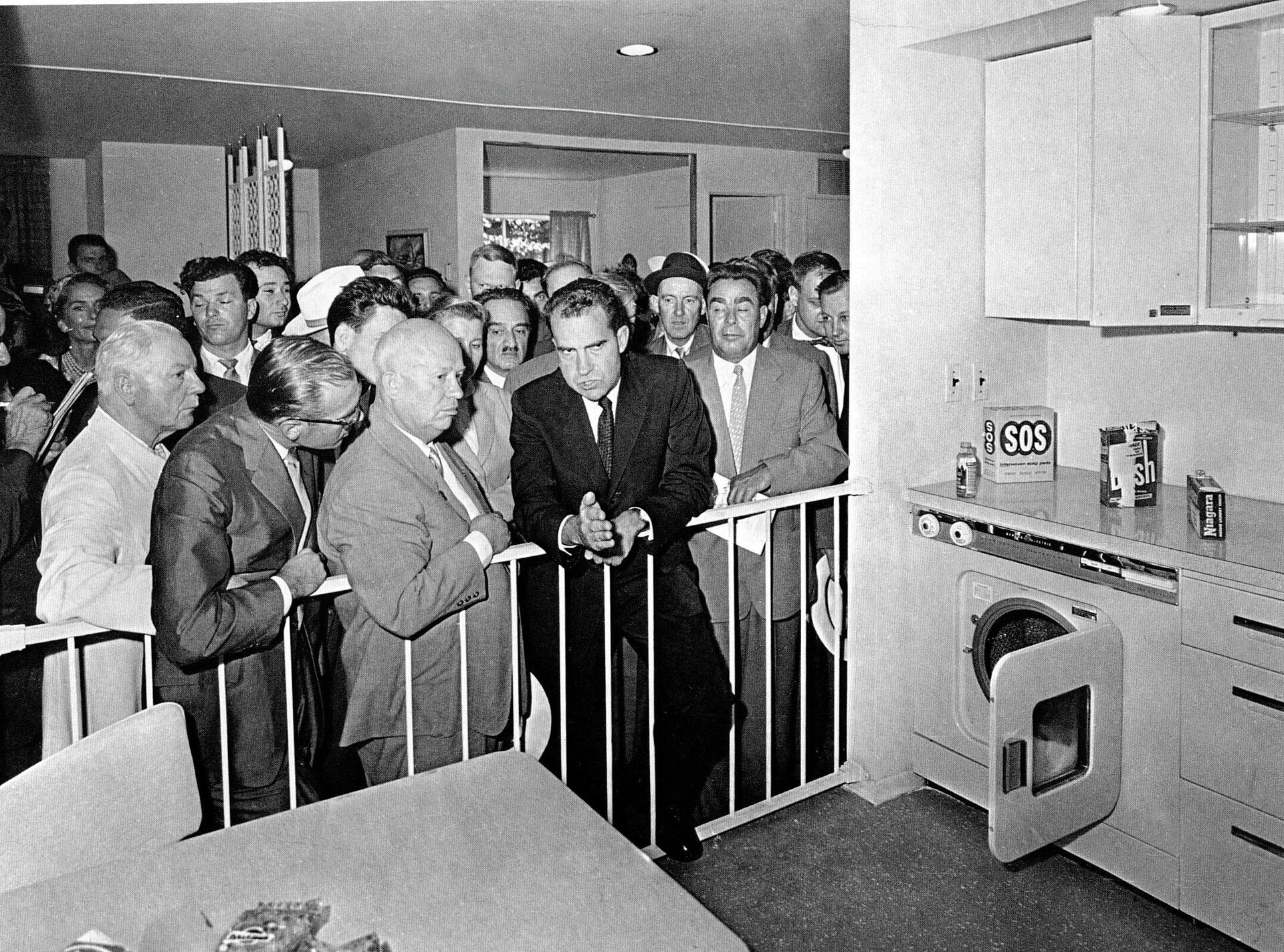 Никита Хрущев и Ричард Никсон во время кухонных дебатов в Сокольниках. 1959 год - РИА Новости, 1920, 29.11.2021