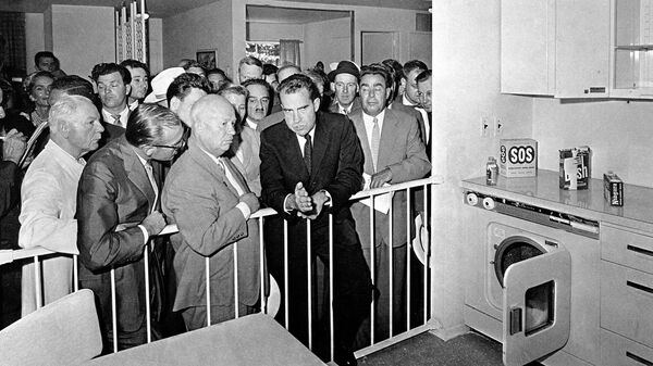 Никита Хрущев и Ричард Никсон во время кухонных дебатов в Сокольниках. 1959 год