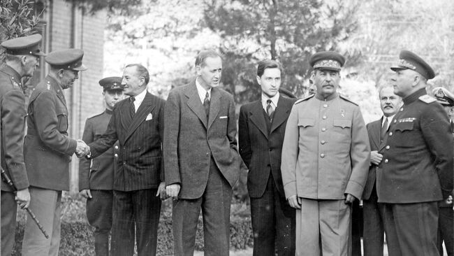 Тегеранская конференция. Иосиф Сталин с переводчиком Валентином Бережковым (второй и третий справа). 1943 год