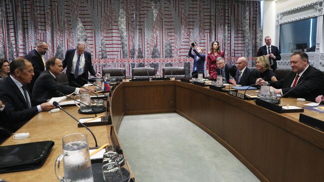 Министр иностранных дел РФ Сергей Лавров  и Государственный секретарь США Майк Помпео  во время встречи в рамках 74-й сессии Генеральной Ассамблеи  ООН в Нью-Йорке. 27 сентября 2019