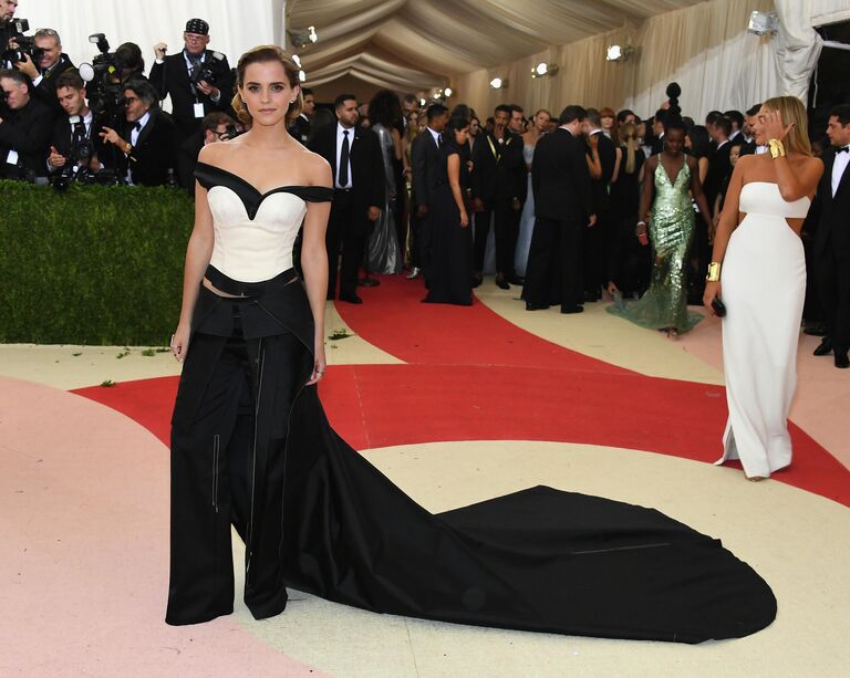 Эмма Уотсон на красной дорожке Met Gala 2016 в платье, которое сделано из переработанных пластиковых бутылок Эмма Уотсон на красной дорожке Met Gala 2016 в платье, которое сделано из переработанных пластиковых бутылок