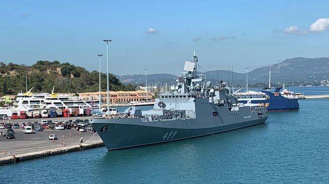 Фрегат Адмирал Макаров в порту острова Корфу в Греции