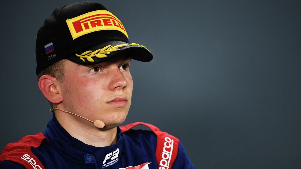 Шварцман врезался в отбойник и сбил членов команды во время пит-стопа