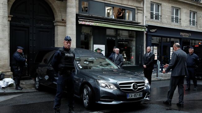 Катафалк с гробом покойного президента Франции Жака Ширака перед Hotel des Invalides в Париже