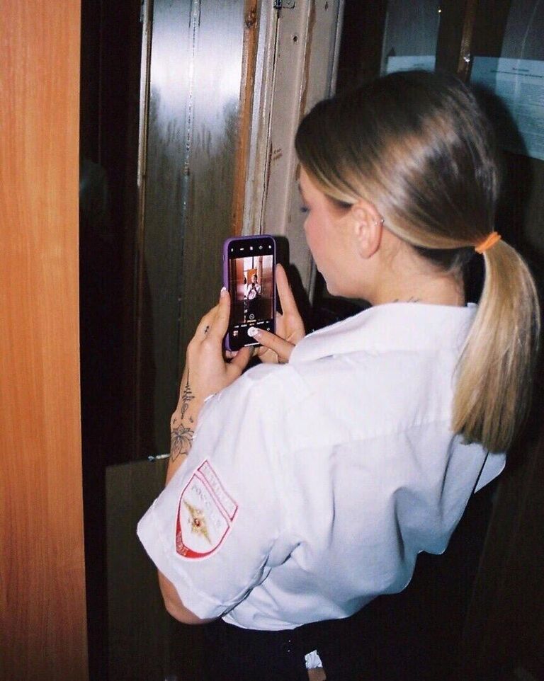 Девушка во время фотосессии в отделе Тверского ОВД