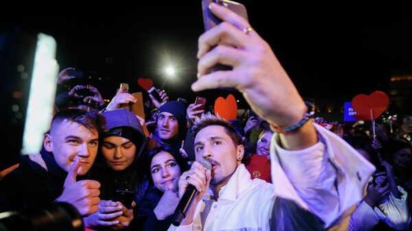 Певец Дима Билан фотографируется с поклонниками  на своем бесплатном концерте на площади Куйбышева в Самаре. 29 сентября 2019