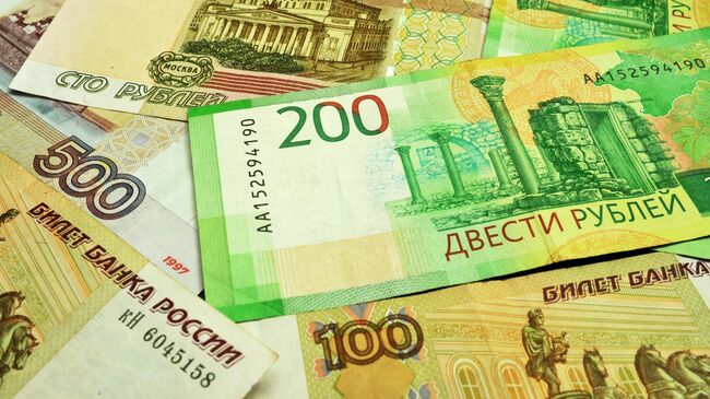 Банкноты номиналом 100, 200 и 500 рублей