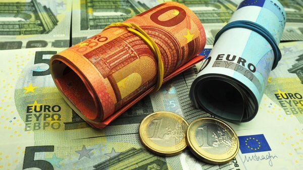Курс евро на Московской бирже опустился ниже 98 рублей