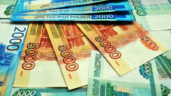 Банкноты номиналом одну, две и пять тысяч рублей