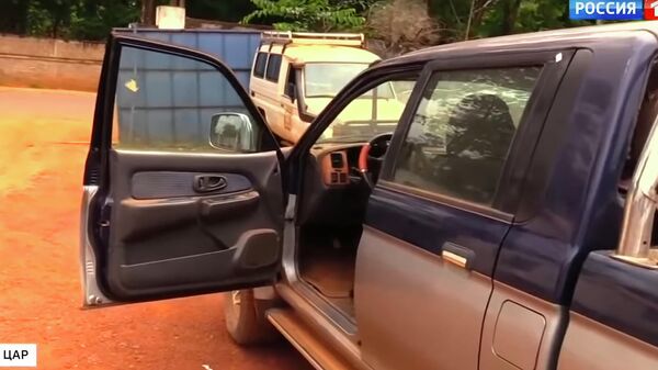 Автомобиль, на котором перемещались убитые в ЦАР журналисты. Стоп-кадр программы Вести недели