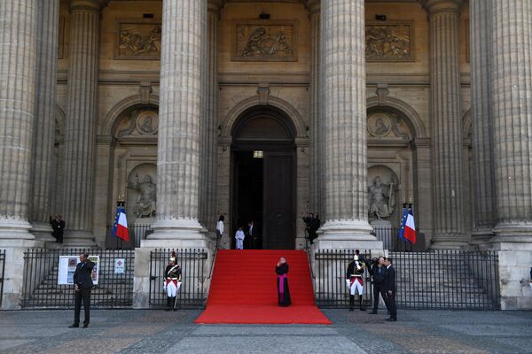 Перед началом траурной церемонии прощания с бывшим президентом Франции Жаком Шираком у церкви Сен-Сюльпис