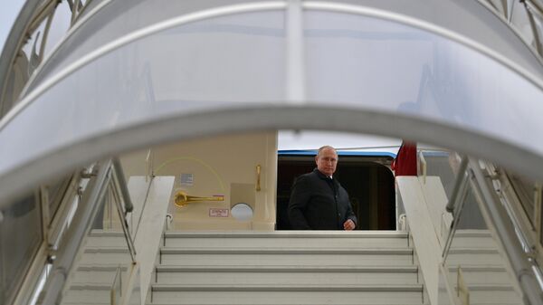 Президент России Владимир Путин на борту президентского самолета